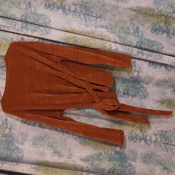 Ribbed texture long sleeve camel color wrap tie shirt size large secret charm - Picture 5 of 5